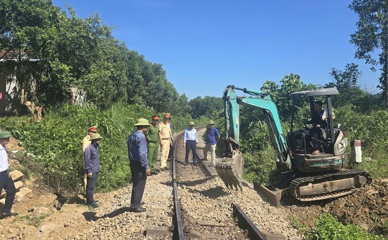 Dangerous self-opened crossings across the railway were cleared. Photo: H. Nguyen