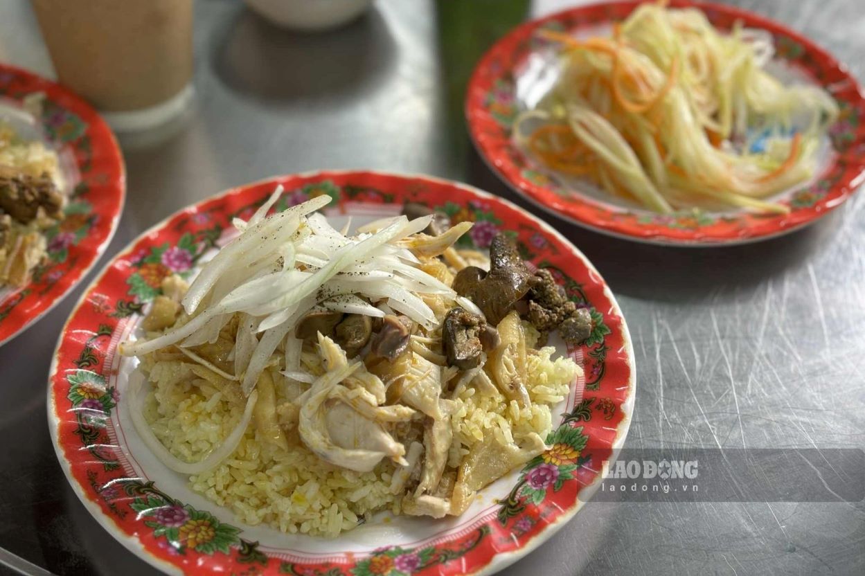 Com ga Ba Buoi gay an tuong boi huong vi ket hop hai hoa giua cay, man, chua, beo. Anh: Nguyen Dat