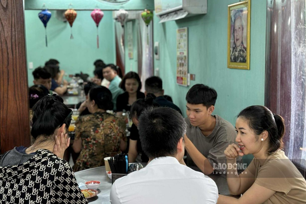 Com ga Ba Buoi de lai dau an trong long du khach. Anh: Nguyen Dat