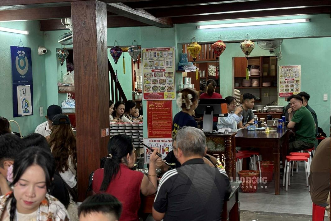 Com ga Ba Buoi o Hoi An luon trong tinh trang chat kin ban. Anh: Nguyen Dat