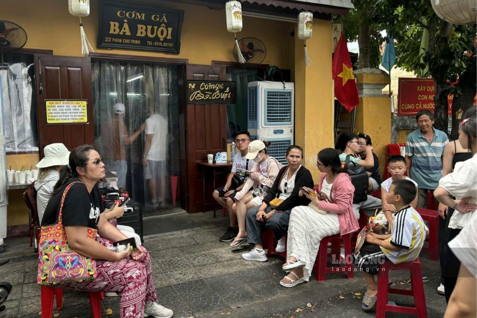 Canh xep hang truoc cua quan de duoc thuong thuc mon com ga. Anh: Nguyen Dat