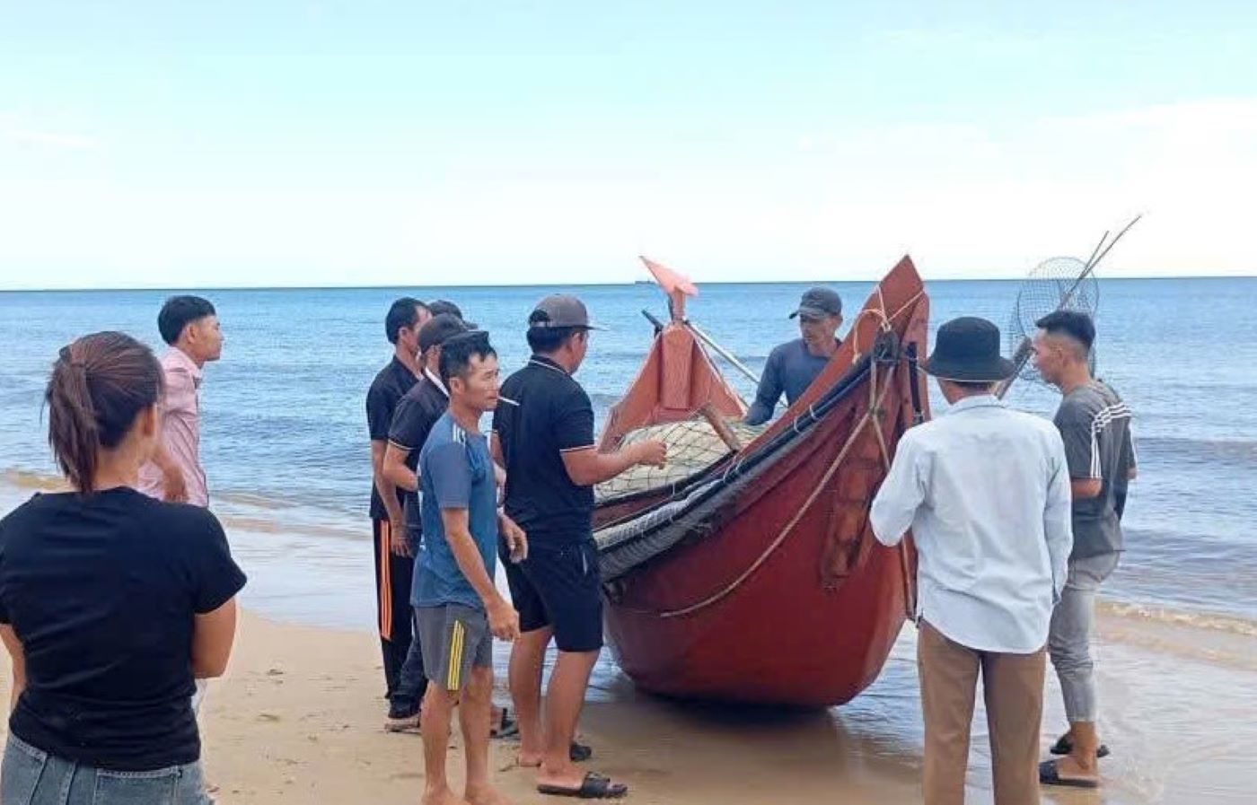 The fishermen's boat drifted ashore. Photo: H.Nguyen