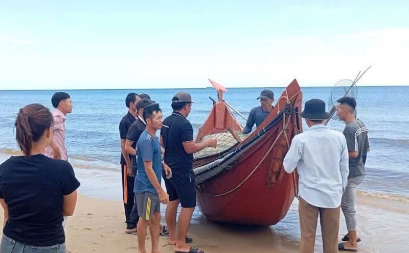 The fishermen's boat drifted ashore. Photo: H.Nguyen