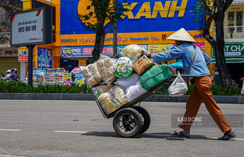 Muu sinh duoi thoi tiet nang nong, bat ky ai cung ra roi, dau dau, rat da. Anh: Nguyen Luan