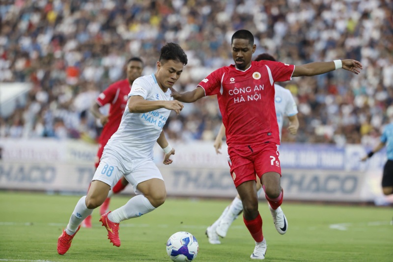Nam Dinh va Cong an Ha Noi cong hien tran dau man nhan tai Sieu cup Quoc gia - mo man cho mua giai moi. Anh: Nhu Y