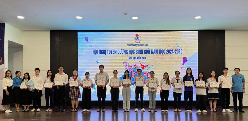 베트남 섬유의류 노동조합은 남부 지역에서 '꿈을 높이 날아오르게 하세요' 프로그램을 조직합니다. 사진: Thu Thuy