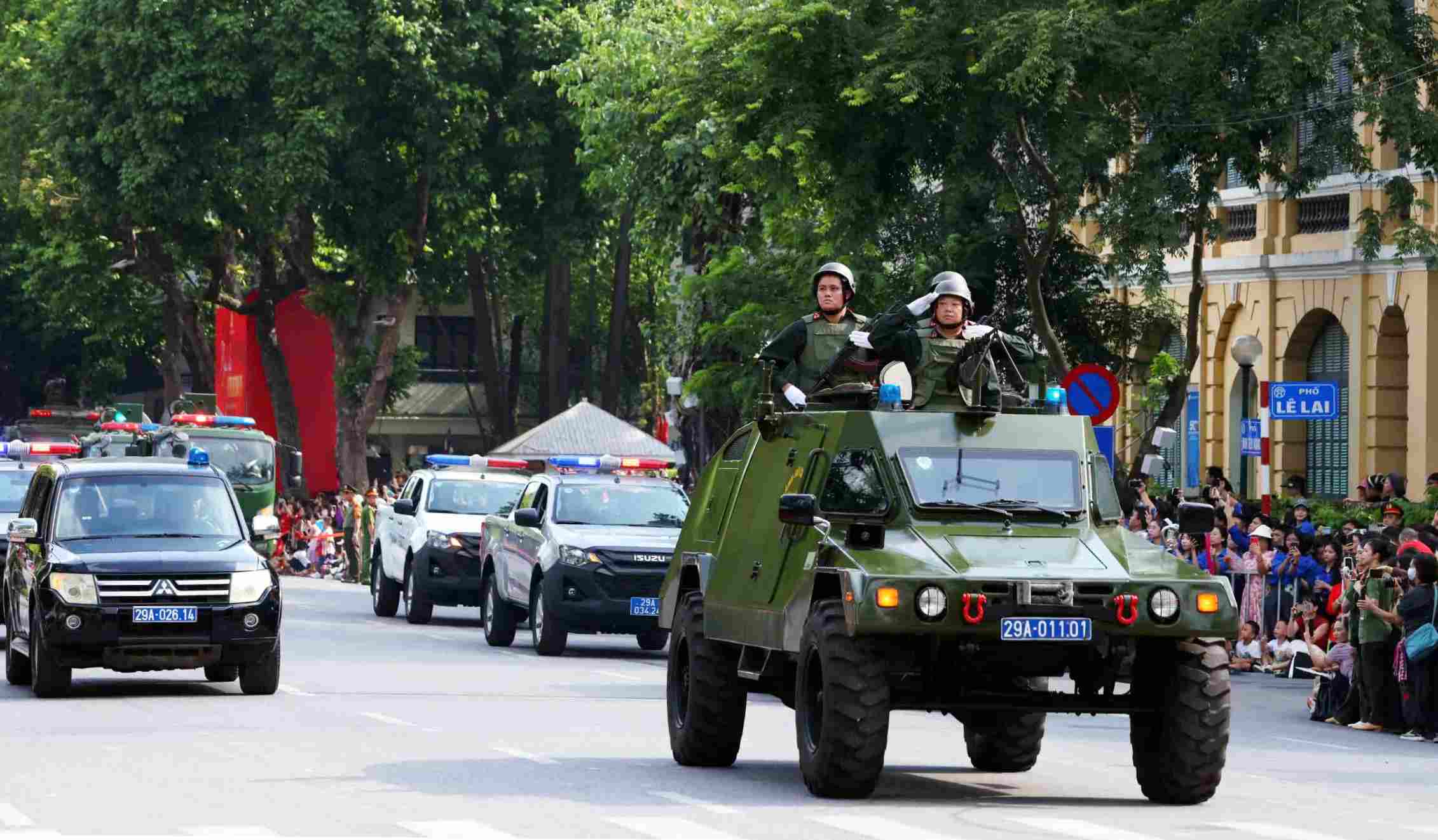 Heroic atmosphere from the parade of more than 3,000 police officers and people of the capital