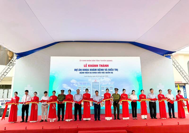 Cac dai bieu cat bang khanh thanh du an. Anh: Viet Bac