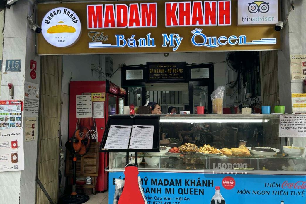 Madam Khanh's bread is a familiar destination for domestic and foreign tourists. Photo: Nguyen Dat