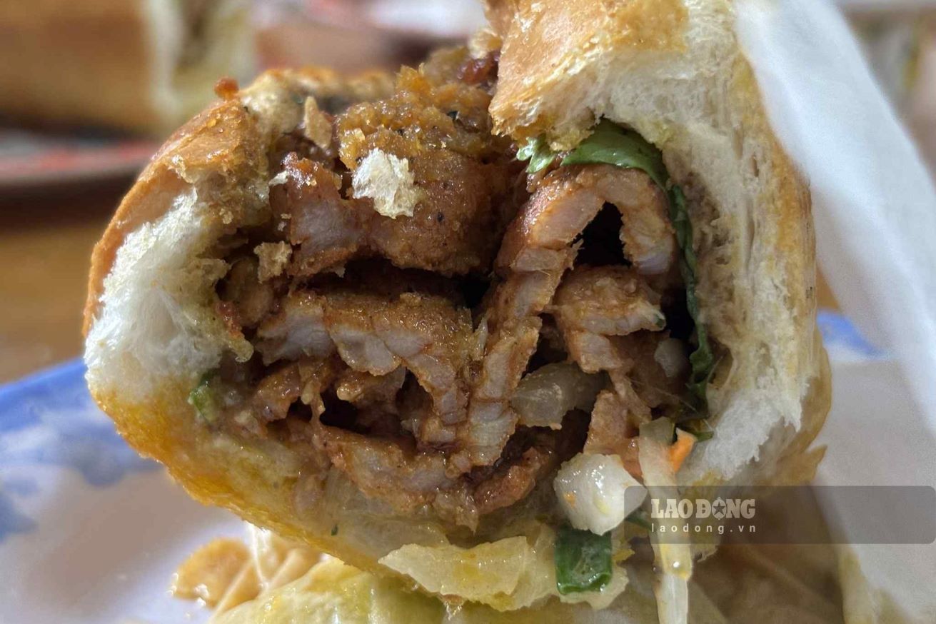 Full filling in a 30,000 VND sandwich. Photo: Nguyen Dat