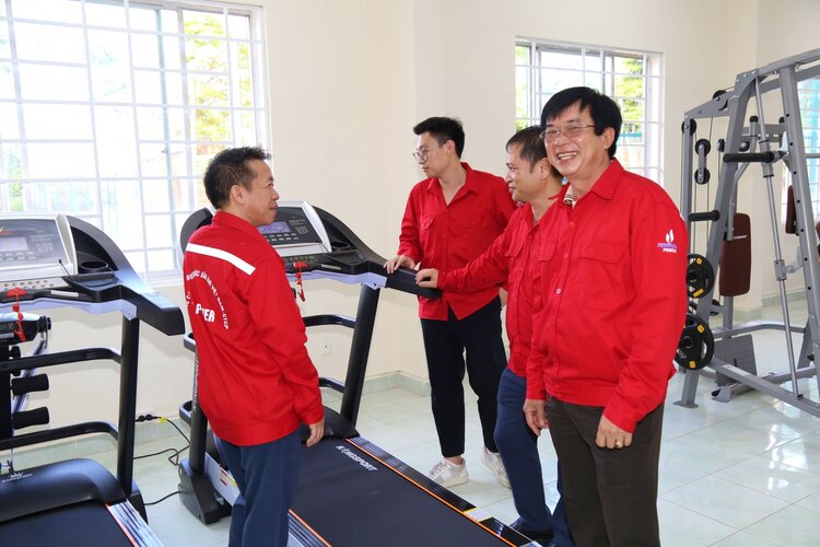 Nhon Trach 가스 발전소 문화 체육 센터의 노동자들에게 즐거움을 선사하는 새로운 운동 장비. 사진: Nguyen Hien