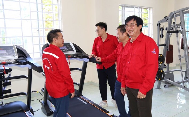 New sports equipment brings joy to workers at the Cultural and Sports Center at Nhon Trach Power Cluster. Photo: Nguyen Hien