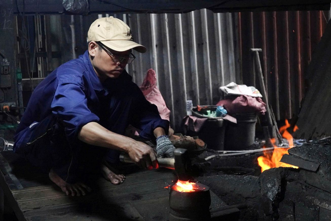 Nguoi tho ren lam viec trong moi truong nong buc, bui kim loai, suc nong ben lo nung do ruc. Chuyen bi bong, dut tay hay thuong tich vi dao keo, may cat la dieu khong hiem.