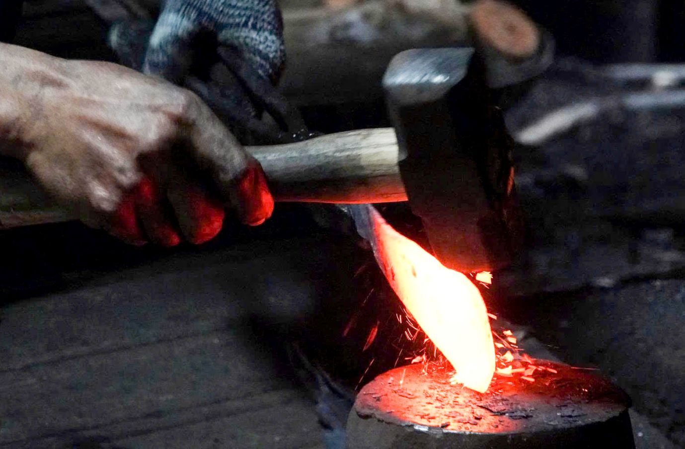 Theo ong Kai, mot cay dao hoan chinh phai trai qua nhieu cong doan: ren tho, nung, mai, boi dau, gan can. Moi khau deu doi hoi su chinh xac va phoi hop nhip nhang. “4 nguoi lam moi ngay cung chi duoc khoang 100 cay dao. Phai chia deu tung cong doan thi moi kip“, ong chia se.