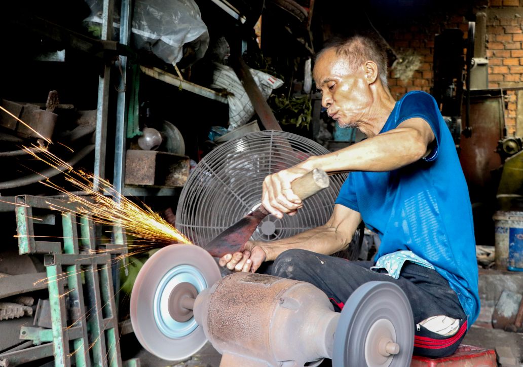 Mot tho ren lau nam ke: “Luc moi vao nghe, toi tung bi mai trung tay, dut ca gan. Nhung lam lau thi quen, tay nghe vung se it bi thuong hon“.