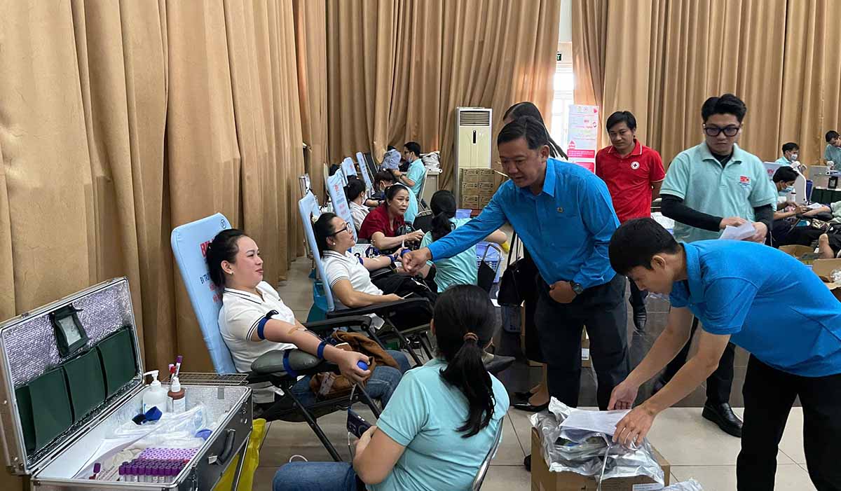 400 ouvriers et travailleurs de Ho Chi Minh-Ville partagent ensemble 'la goutte de sang rose' pour sauver des vies. Photo : Dinh Trong