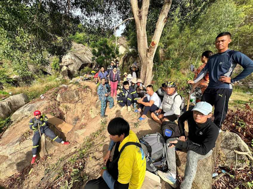 Ces derniers jours de nombreux benevoles et forces de l'ordre se sont efforces de retrouver la victime sur la montagne Hoang Nguu Son. Photo : Lam Hoang Tien
