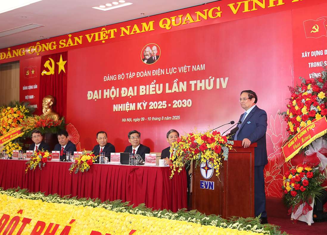 Thu tuong Chinh phu Pham Minh Chinh phat bieu chuc mung va chi dao Dai hoi Dang bo Tap doan Dien luc Viet Nam. Anh: EVN