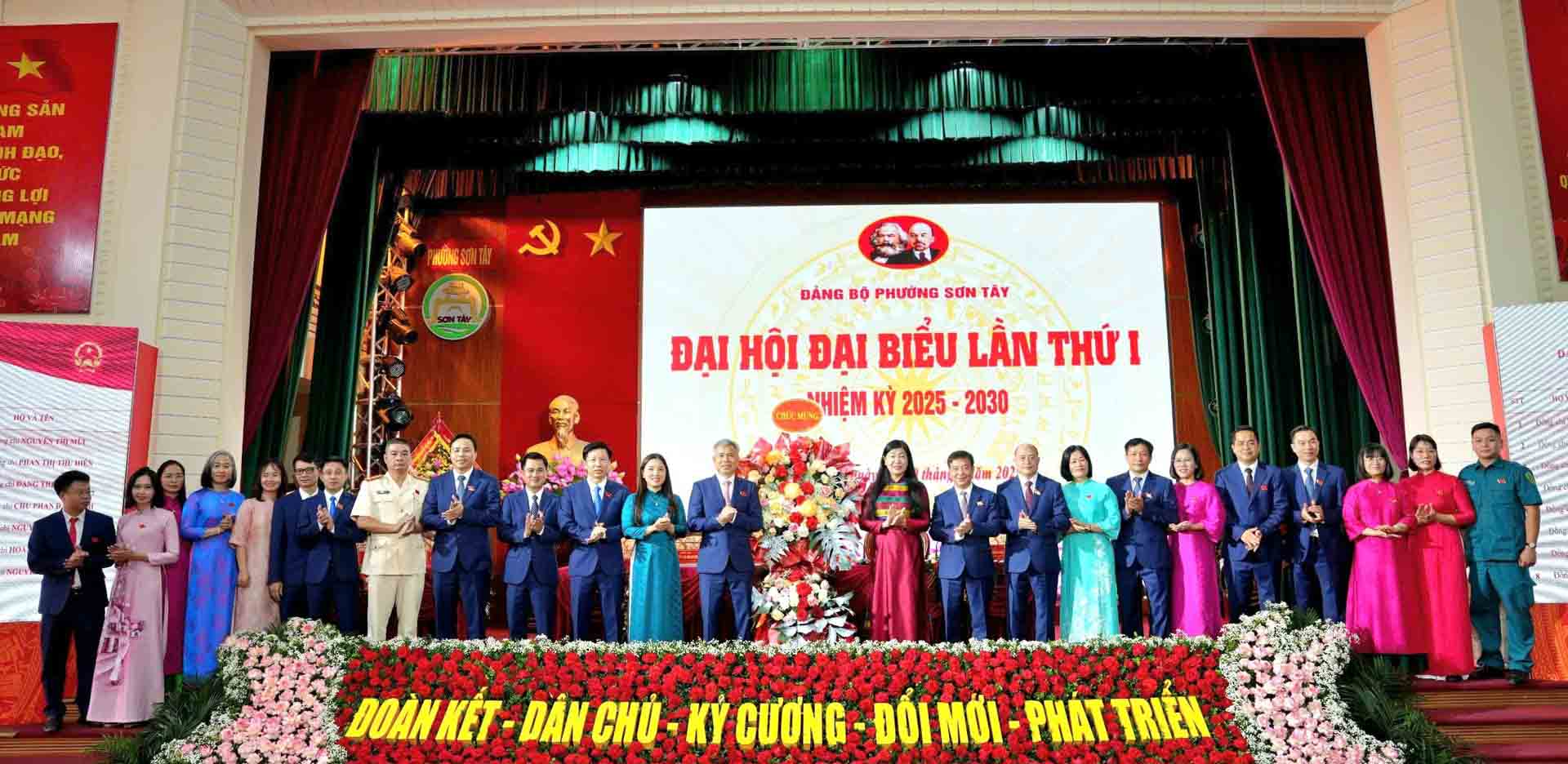 Ban Chap hanh Dang bo phuong Son Tay lan thu I, nhiem ky 2025-2030 ra mat tai Dai hoi. Anh: Pham Hao