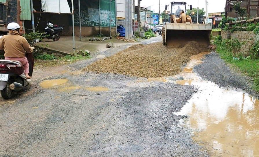 Remedier aux endroits endommages sur la route reliant le village 3 au village de Ta Ngao (commune de Bao Lam 3 district de Lam Dong). Photo : Lam Hong