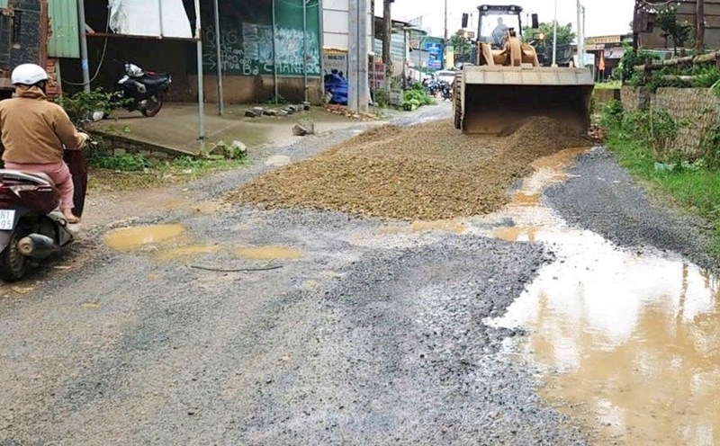 Repairing damaged locations on the road connecting Village 3 with Ta Ngao village (Bao Lam 3 commune, Lam Dong). Photo: Lam Hong