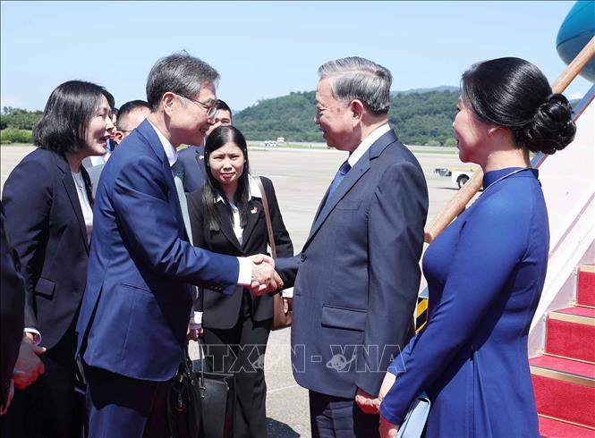 Bo truong Ngoai giao Cho Hyun va cac quan chuc Han Quoc don Tong Bi thu To Lam va Phu nhan tai san bay quan su Seongam, thu do Seoul. Anh: TTXVN
