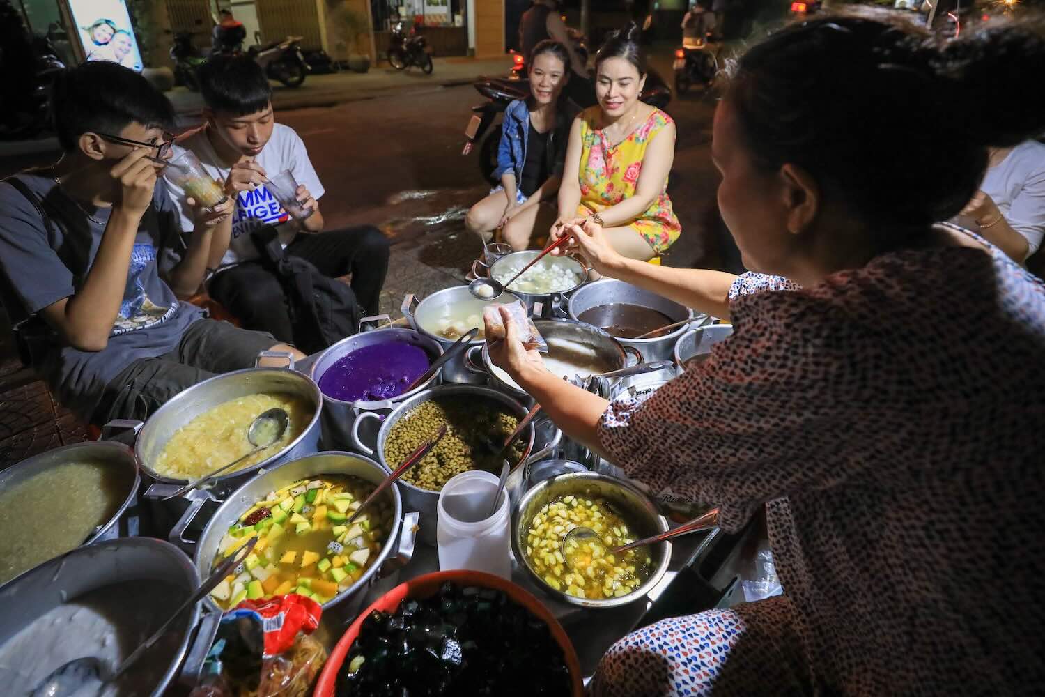 Nhắc đến Huế, nhiều người nghĩ ngay đến kinh thành cổ kính, nhưng với du khách và cả người dân xứ Huế, một điều không thể thiếu trong ký ức và trải nghiệm là những món ăn dân dã, vừa bình dị, vừa tinh tế, mang hồn của vùng đất cố đô. 