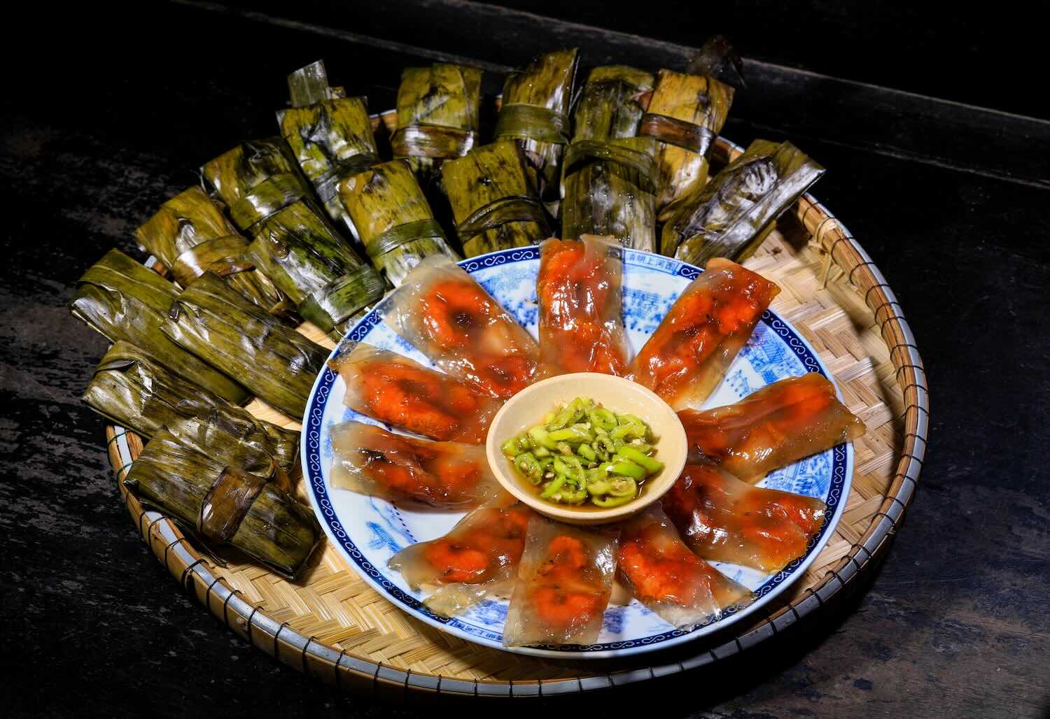 Đến Huế, chỉ cần ngồi ở một quán nhỏ bên đường, thưởng thức vài món bánh, chén chè, để có thể cảm nhận trọn vẹn hồn cốt của Kinh đô ẩm thực.  
