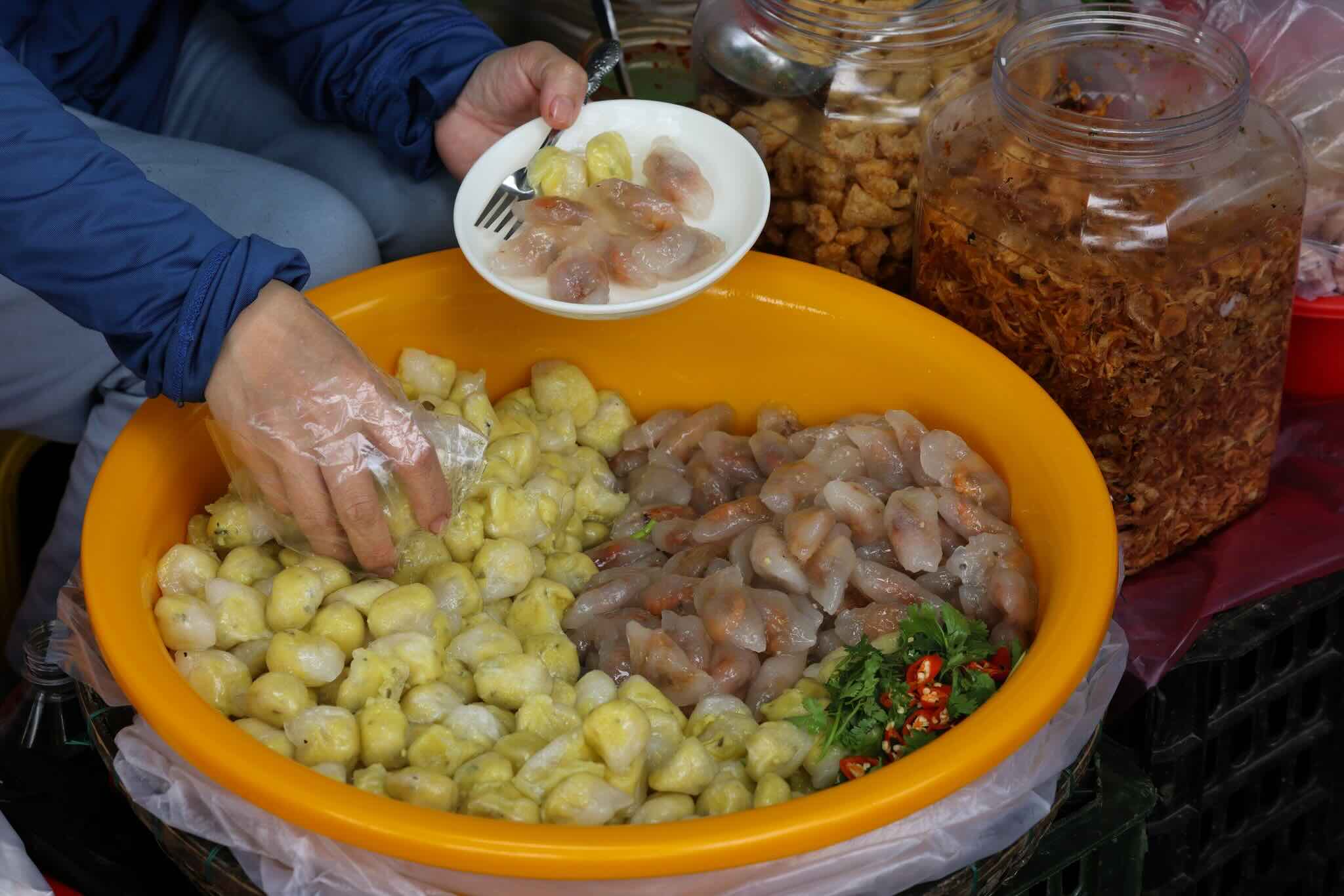 Trên hình là món bánh lọc, món ăn hội tụ sự khéo léo của bàn tay người Huế. Bánh được gói trong lá chuối hoặc làm dạng trần, nhân tôm thịt rim đậm đà, vỏ bột lọc trong suốt dai mềm. Khi ăn, chấm với nước mắm ớt cay, vị mặn mà hòa cùng vị ngọt của tôm, thơm của lá chuối khiến thực khách khó quên.
