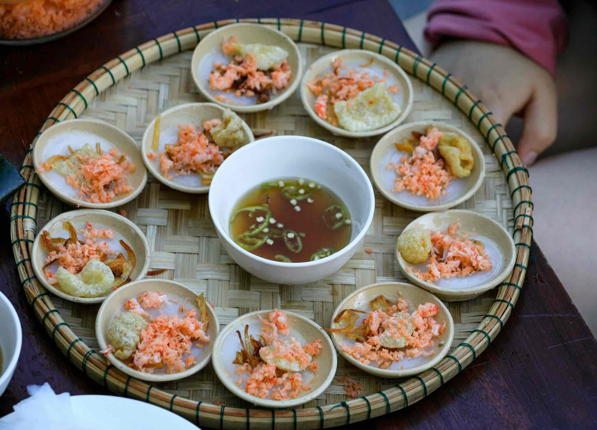 Bánh bèo, món ăn bình dân nhưng đầy duyên dáng. Bánh làm từ bột gạo, hấp chín trong chén nhỏ, bên trên rắc tôm chấy, tóp mỡ giòn và chan nước mắm ngọt. 