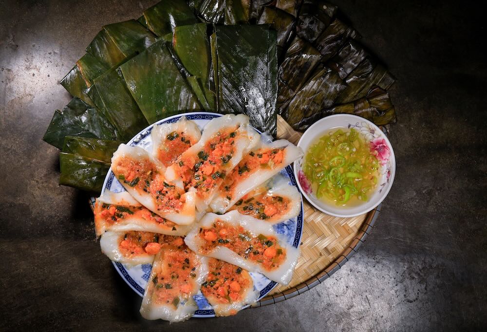 Bánh nậm dẹt mỏng, gói trong lá dong hoặc lá chuối, bên trong là nhân tôm thịt băm nhuyễn, hấp chín. Khi bóc lá, mùi thơm bốc lên, cắn miếng bánh mềm tan, vị mặn ngọt đan xen tinh tế. 