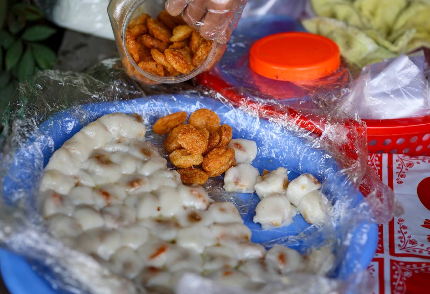 Bánh ram ít, sự kết hợp giữa phần bánh ít dẻo thơm và đế bánh ram giòn tan. Cắn một miếng vừa cảm nhận được sự giòn rụm, vừa thấy vị dẻo ngọt, quyện nước mắm cay nồng.   