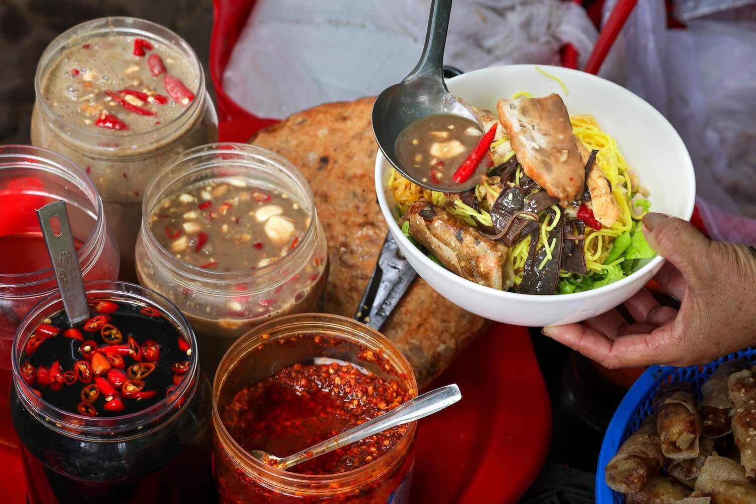 Bún trộn, món ăn thanh mát, kết hợp bún tươi với các loại rau thơm, thịt nướng hoặc chả, chan nước mắm pha vừa miệng. Mỗi đũa bún là sự hòa quyện giữa vị ngọt, chua, cay, mặn, thanh nhẹ mà cuốn hút. 