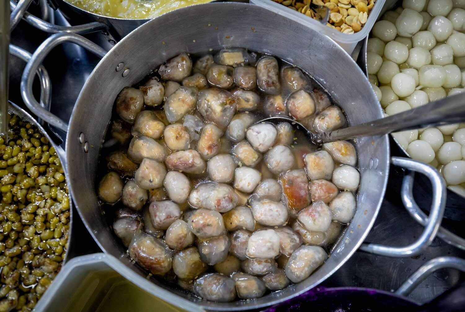 Trên hình là chè bột lọc heo quay vô cùng độc đáo.   