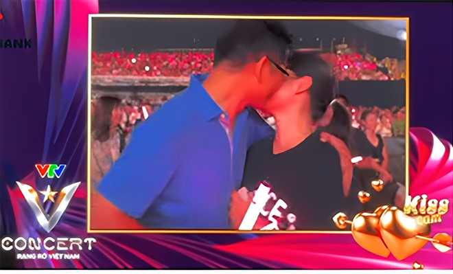 Special orange kiss video in V Concert - radiant Vietnam for couples. Photo: Taken from video