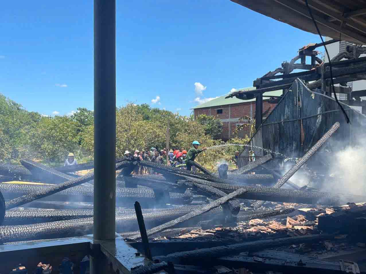 3 maisons en bois reduites en cendres dans la commune de Huong Do. Photo : Hai Tuan.
