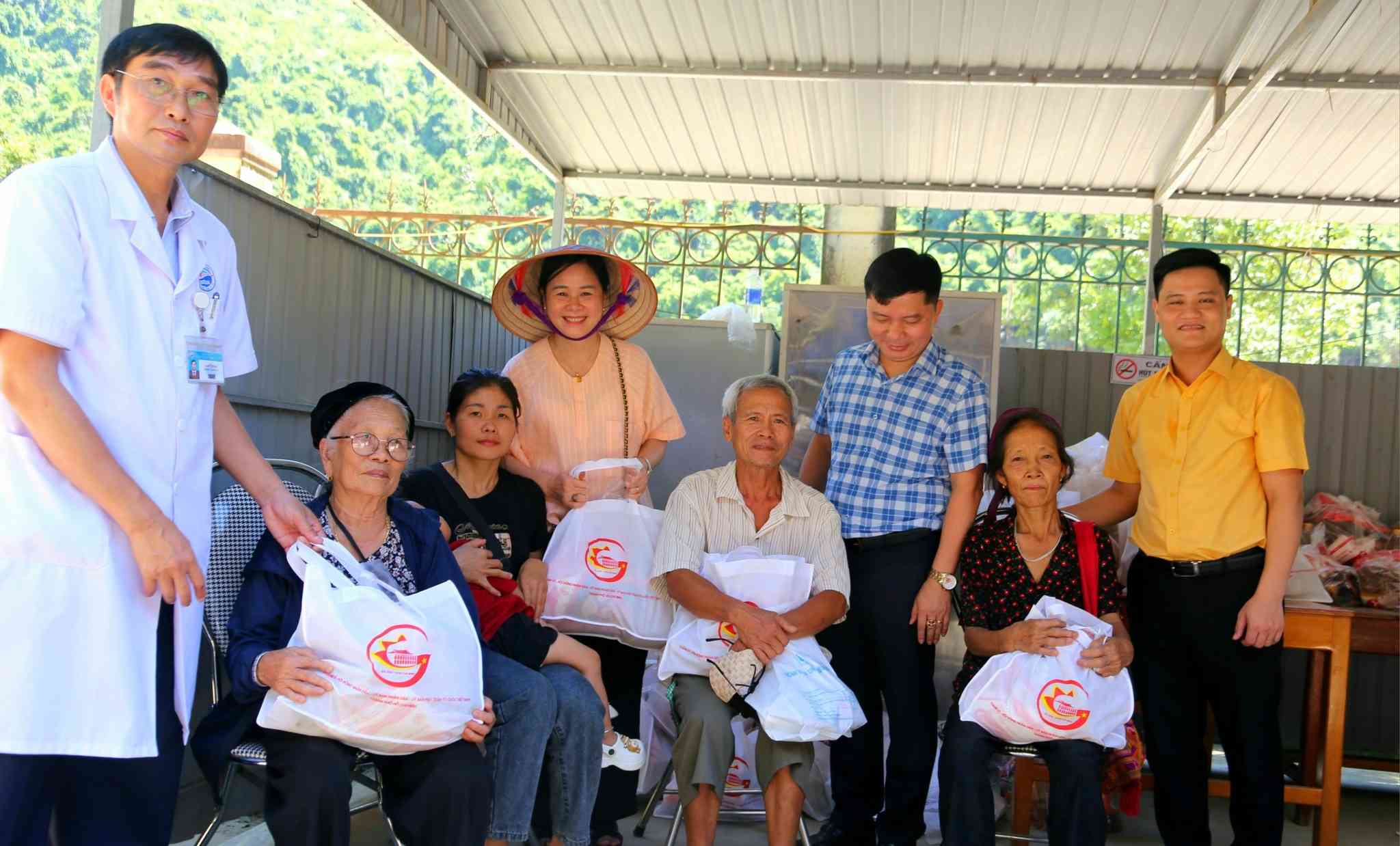La delegacion de trabajo de la ciudad de Ho Chi Minh en coordinacion con el Departamento de Salud de Nghe An examina y entrega regalos a la gente de la zona inundada de Nghe An. Foto: Ngoc Anh