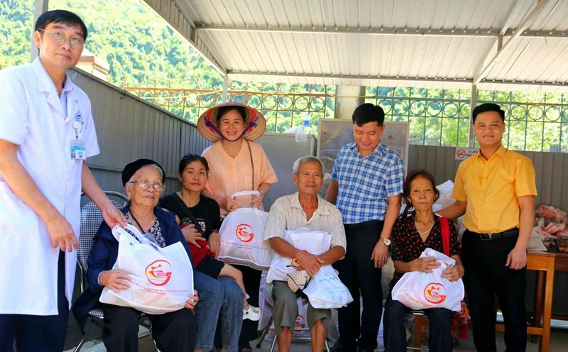 The Ho Chi Minh City working group coordinated with the Nghe An Department of Health to examine and give gifts to people in flooded areas of Nghe An. Photo: Ngoc Anh