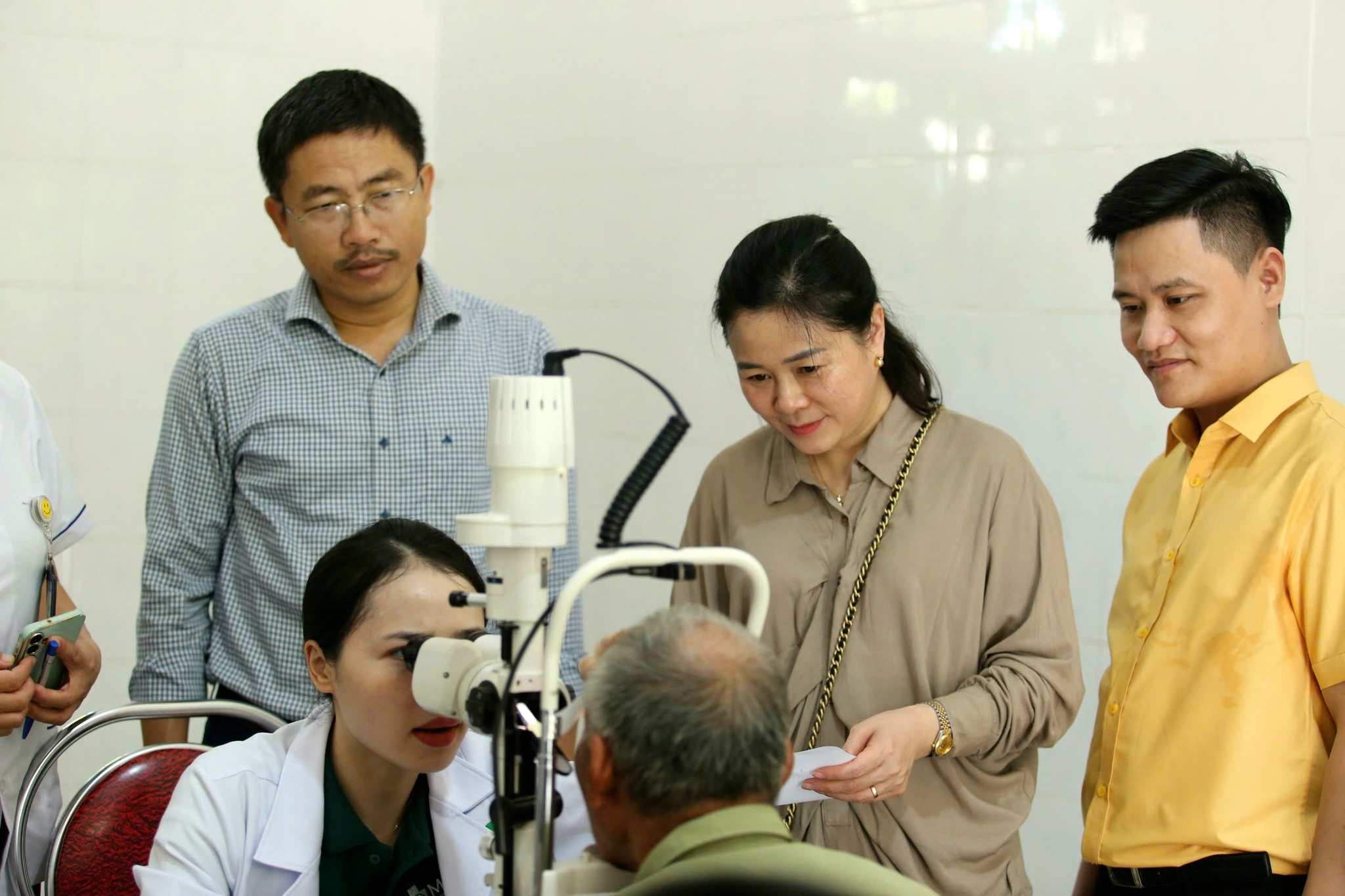 Doan cong tac TP HCM phoi hop voi So Y te Nghe An kham benh cho nguoi dan vung lu Nghe An. Anh: Ngoc Anh