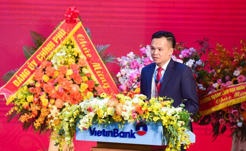 Dong chi Nguyen Tran Manh Trung - Pho Bi thu Dang uy, Tong Giam doc trinh bay Bao cao tong ket thuc hien Nghi quyet Dai hoi dai bieu Dang bo VietinBank nhiem ky 2020-2025, phuong huong nhiem vu nhiem ky 2025-2030. Anh: