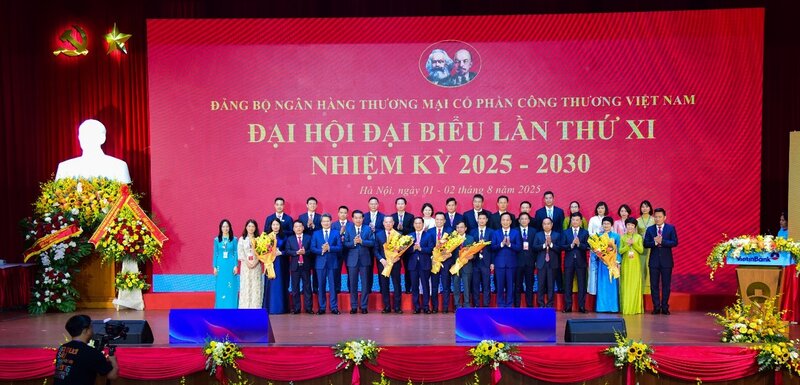 Dong chi Bui Thanh Son - Uy vien Ban Chap hanh Trung uong Dang, Pho Thu tuong Chinh phu, Bo truong Bo Ngoai giao cung cac dong chi Lanh dao Dang uy Chinh phu, Ngan hang Nha nuoc Viet Nam tang hoa chuc mung 28 dong chi trung cu Ban Chap hanh Dang bo VietinBank khoa XI, nhiem ky 2025 - 2030