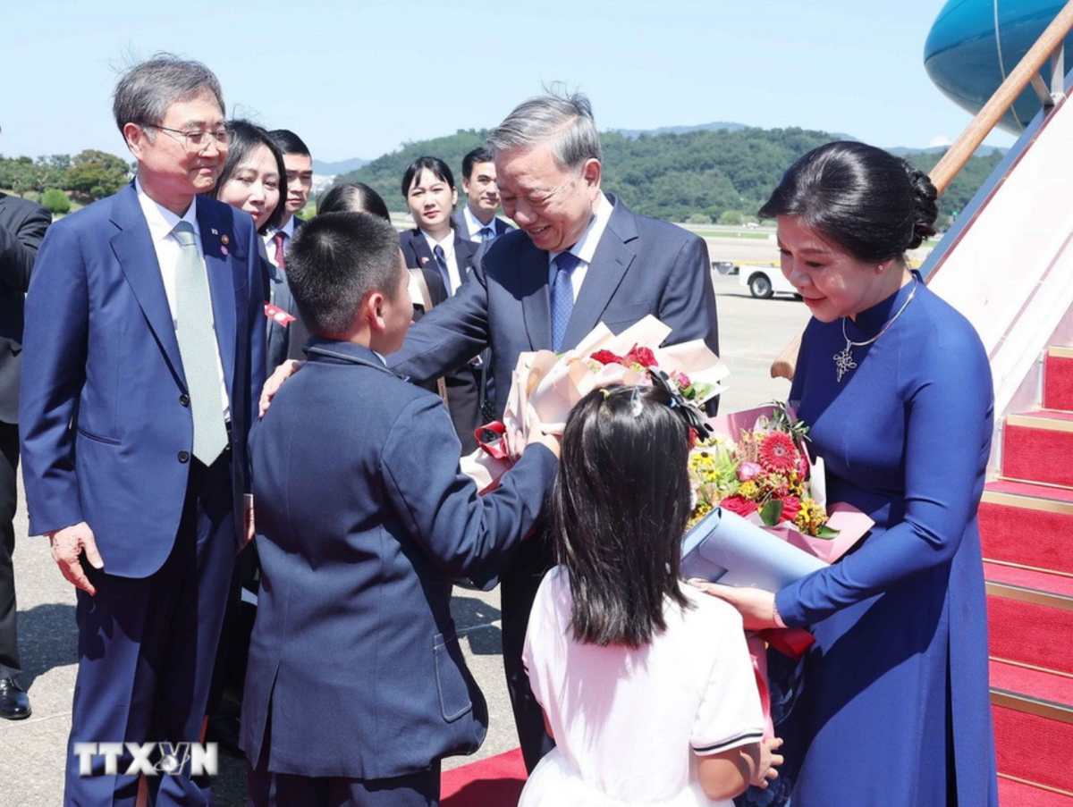 Le don Tong Bi thu To Lam va Phu nhan tai san bay quan su Seongam, thu do Seoul. Anh: TTXVN