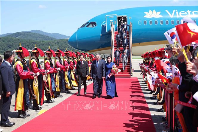Welcoming ceremony for General Secretary To Lam and his wife at Seongam Military Airport, Seoul, on August 10, 2025. Photo: VNA
