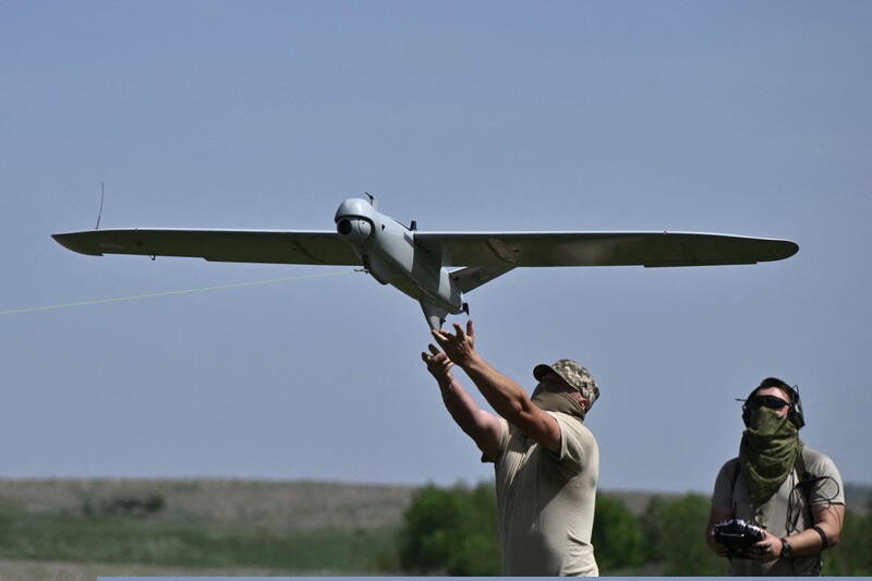 Ukrainian soldiers operate attack UAVs. Photo: AFP