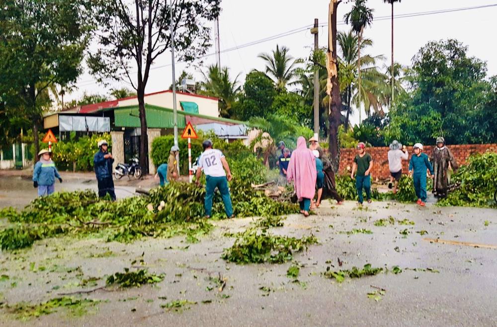 Cac luc luong dia phuong don dep cay nga do de dam bao luu thong. Anh: Pham Duy