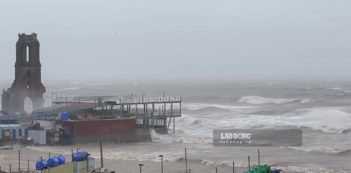 ニンビン省ハイティエン村の教会地区で溺死したグループが幸運にも救助されました。写真:Ha Vi