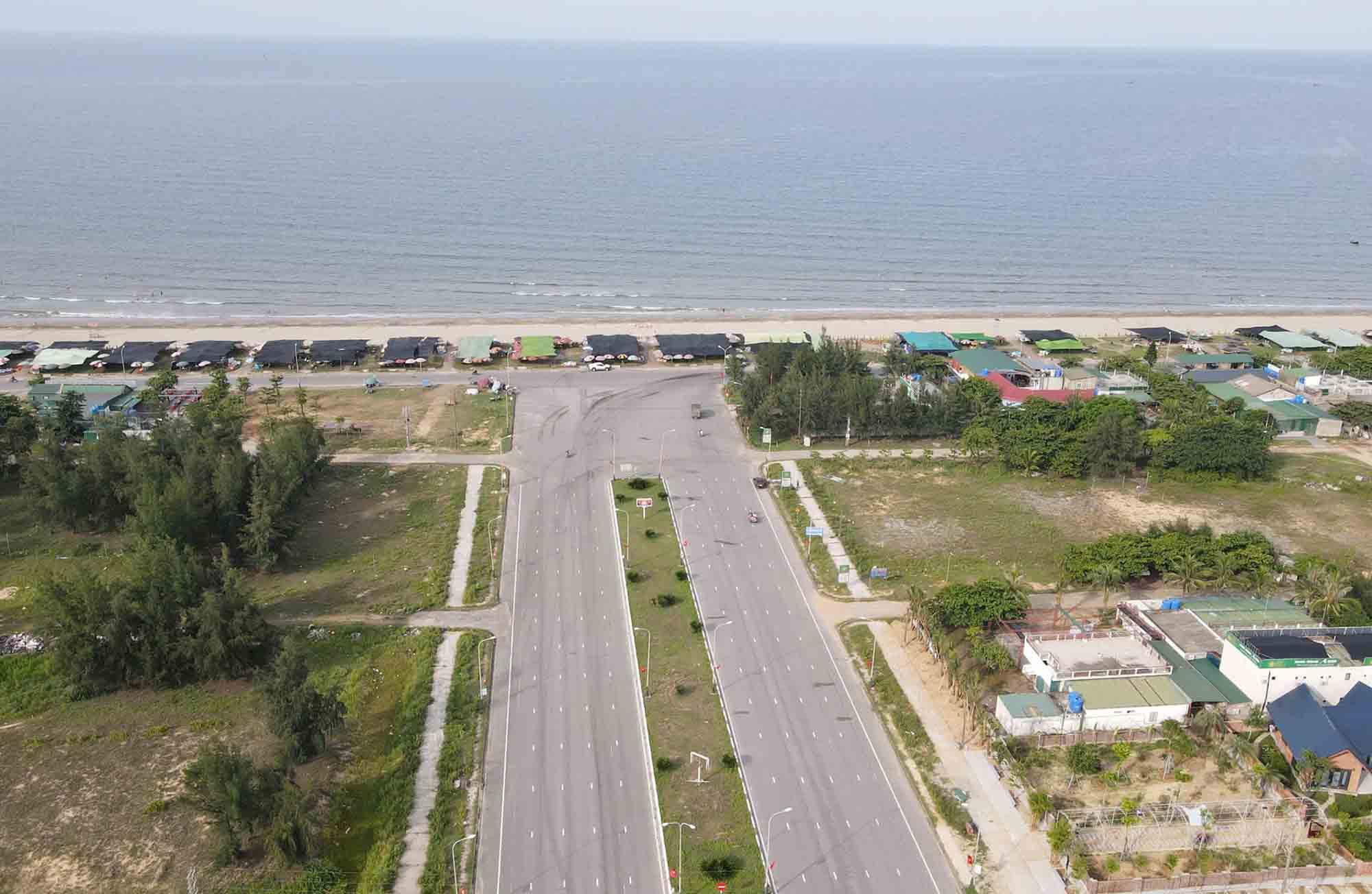 Khu dat se xay dung Quang truong bien Cua Sot. Anh: Quang Tuan.