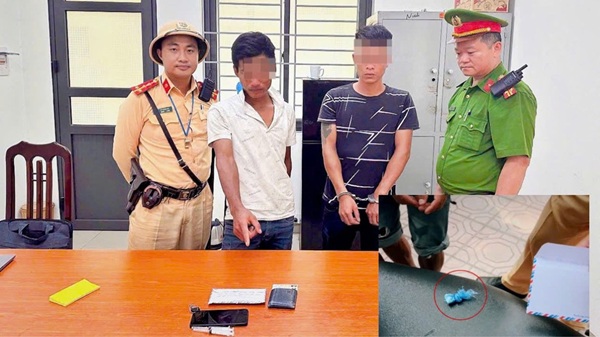 The commune police and traffic police coordinated to arrest two young men for illegal possession of drugs. Photo: CAHN