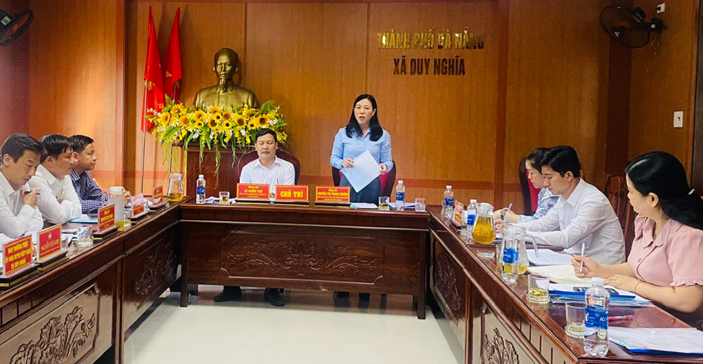 Delegacion de trabajo del Comite del Frente de la Patria de la ciudad de Da Nang trabajando con el Comite Permanente del Comite del Frente de la Patria de la comuna de Duy Nghia. Foto: Khanh My