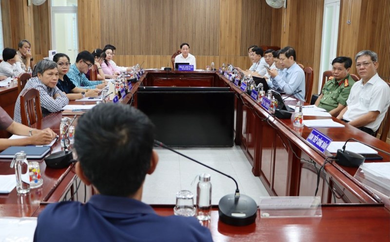 Chairman of Gia Lai Provincial People's Committee Pham Anh Tuan continued, resolving legitimate complaints of citizens. Photo: Trang Le